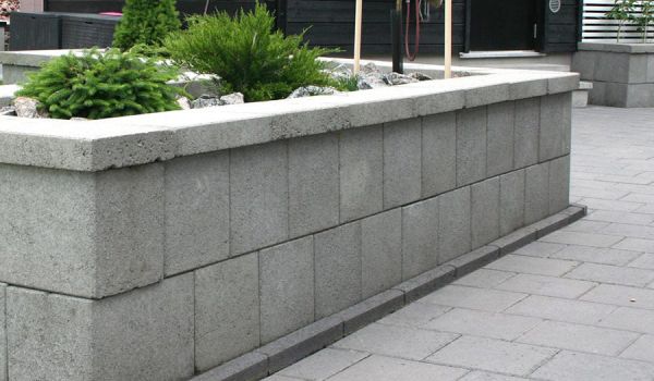 Sileä muurikivi -tuotteilla toteutat tyylikkäät ja toimivat ratkaisut pihaan
