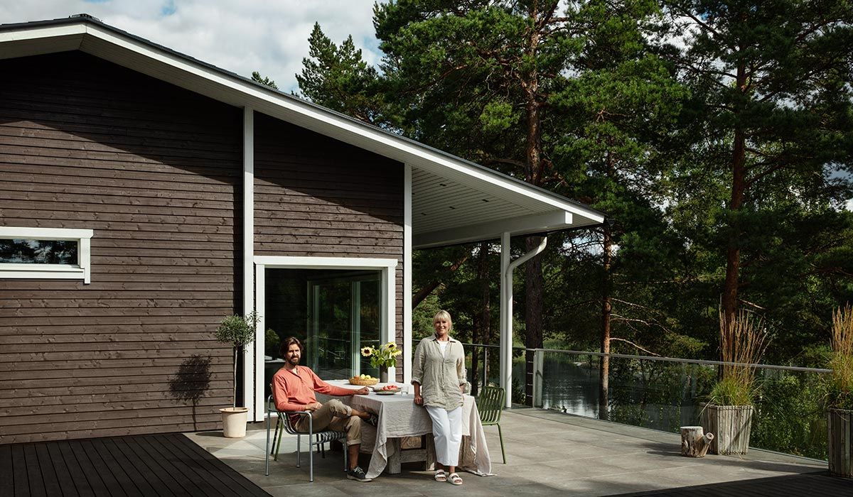 Kuva talon julkisivusta ja terassista