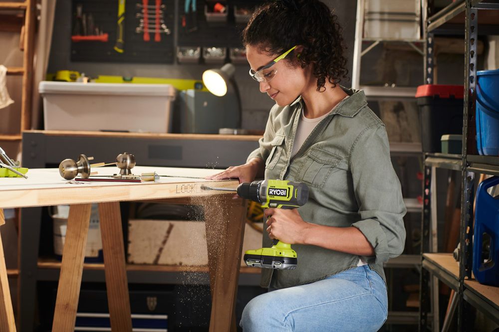 Ryobin akkuporakone käytössä