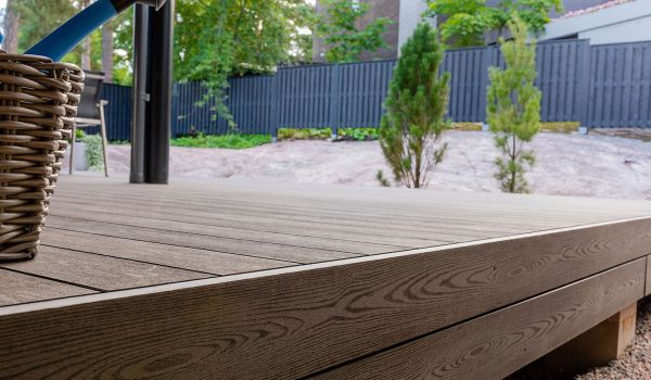 Puukomposiittilankuista rakennettu terassi