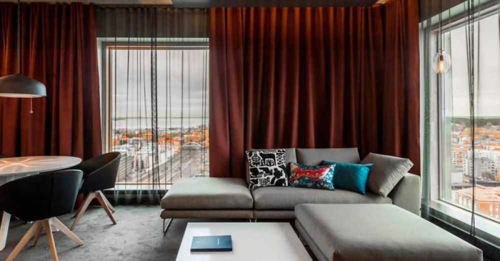 Tampereen Torni-hotellin ikkunat on valmistettu turvalasivaatimukset huomioiden