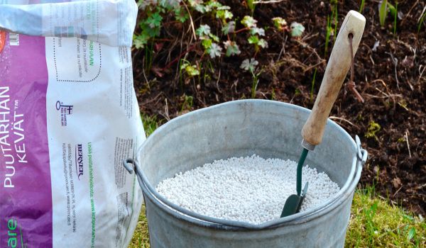 GreenCare Keväinen puutarhalannoite ja lannoitteen levittäminen