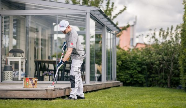 Terassin öljyäminen ja talon maalaus
